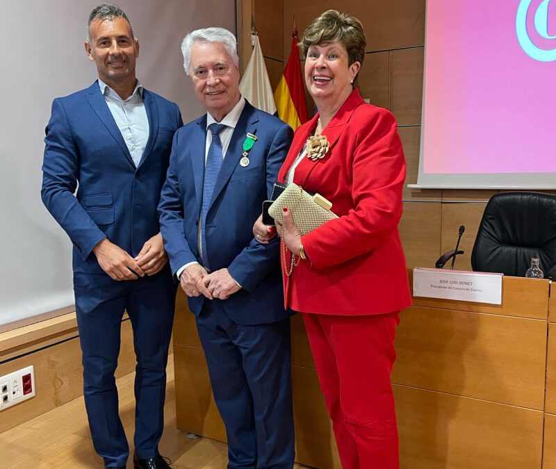 José Sánchez Tinoco recibe la Medalla de oro de la Orden de la Cámara de Comercio de España.